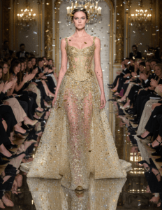 image_Pippit_2026020910491-232x300 La moda de las transparencias y los encajes: tendencia clave en pasarelas y alfombras rojas (2025-2026)